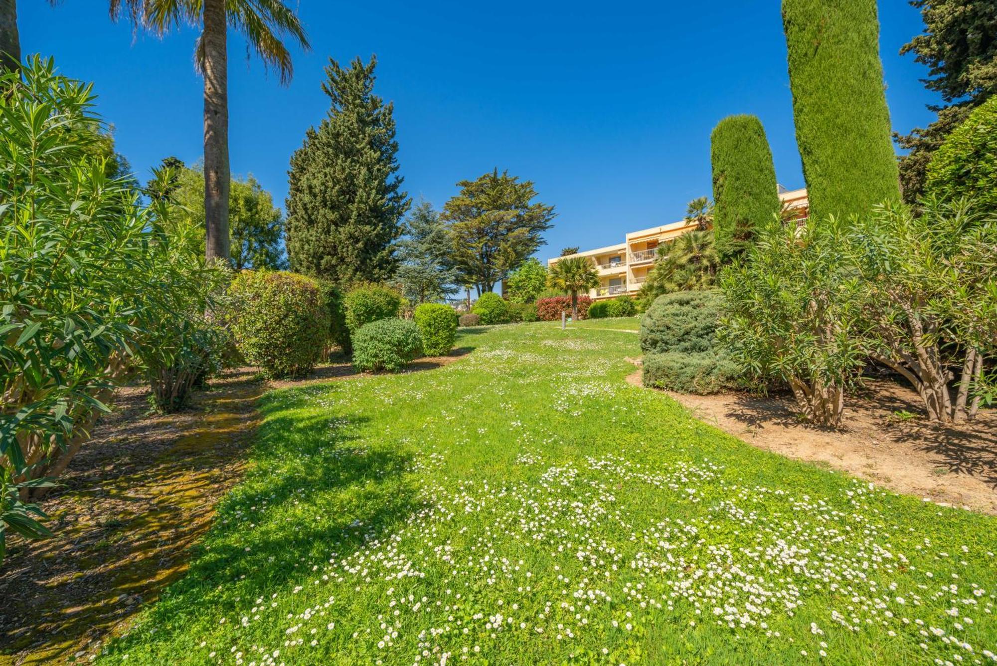 Spacious Apartment At A 5 Min Walk From The Beach Antibes Bagian luar foto